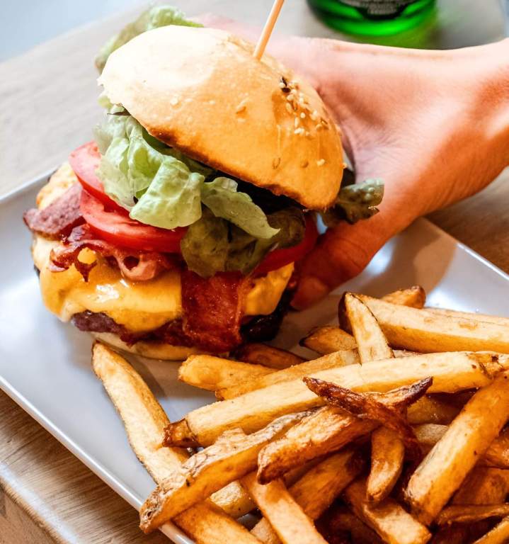 Plat de burger avec frites Clermont-Ferrand