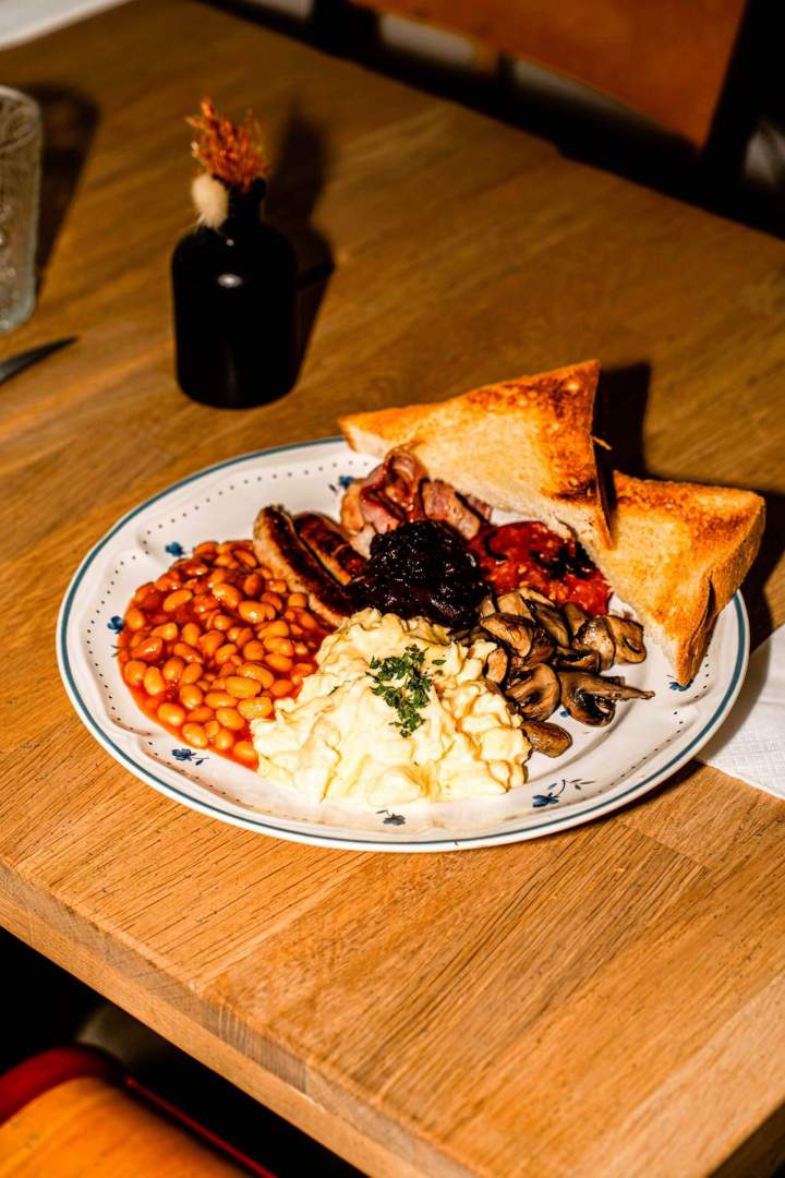 Petit-déjeuner complet, énergie garantie, authentique rituel
